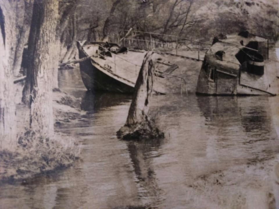 Одна із барж, які стояли на березі Турунчука