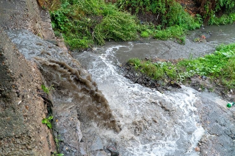 Стічні води зливаються в Дністер. Сороки, Молдова