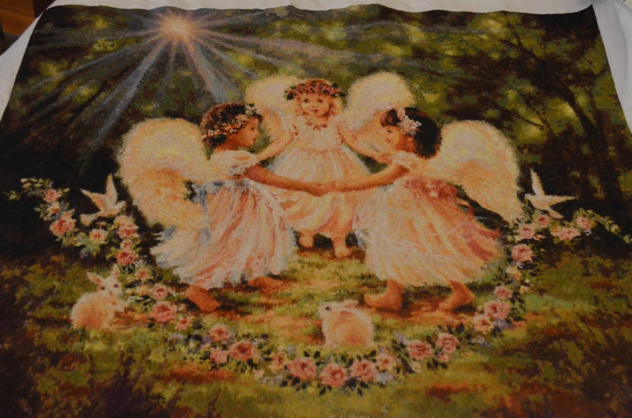 Танцюючі янголи, та сама картина майстрині, де використано 91 відтінок ниток