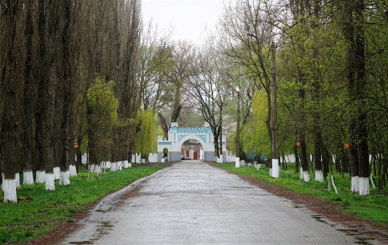 Вхід до станції "Дністер" через одну з історичних арок 