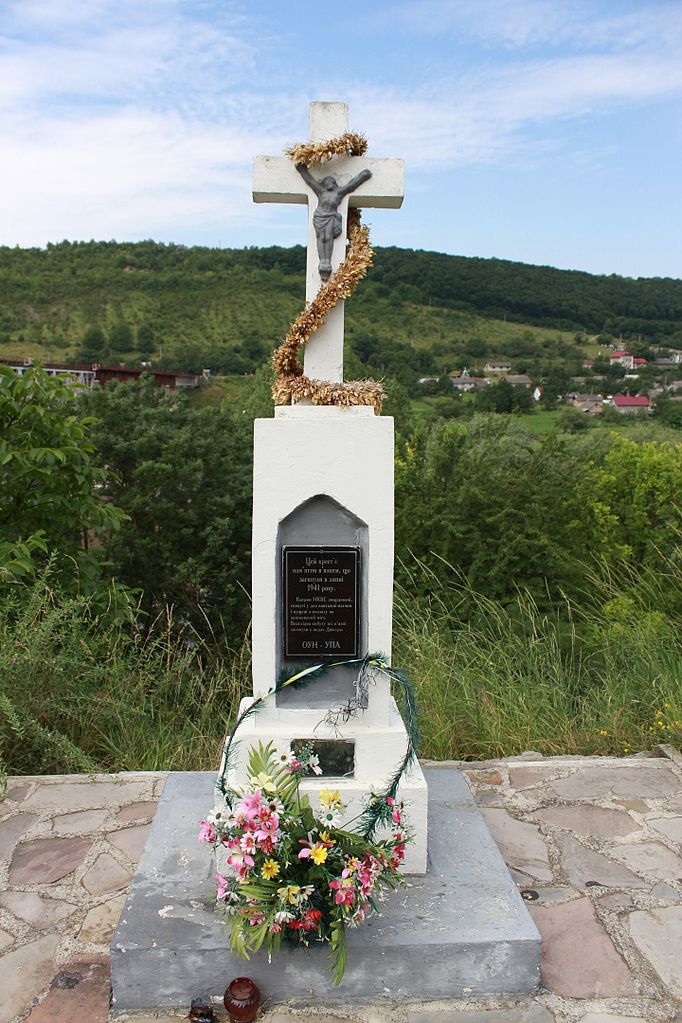 Пам'ятник політв'язням, які загинули у Заліщиках 