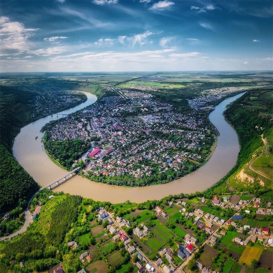 Панорама Заліщиків та підкововидний меандр (вигин) Дністра ​