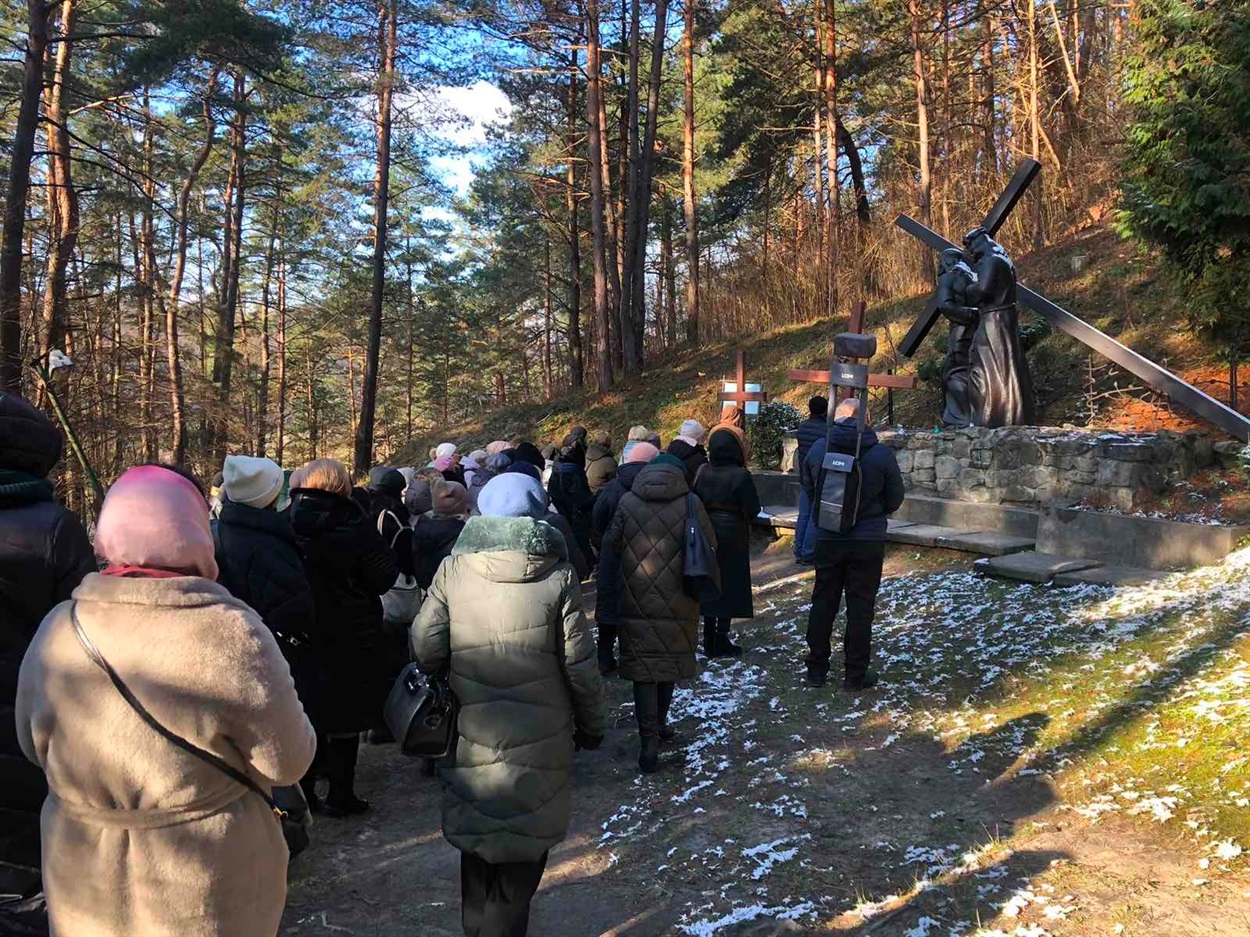 Віряни їдуть до Страдча, щоб пройти Хресною дорогою 