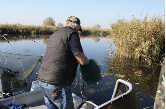 Відбір води для проведення досліджень у межах Стоячого Турунчука. Якість стає гіршою щороку 