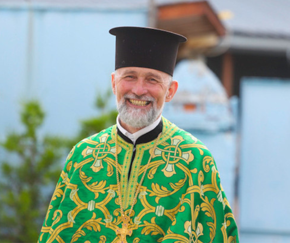 Традиційне вбрання священника на Трійцю у зелених кольорах