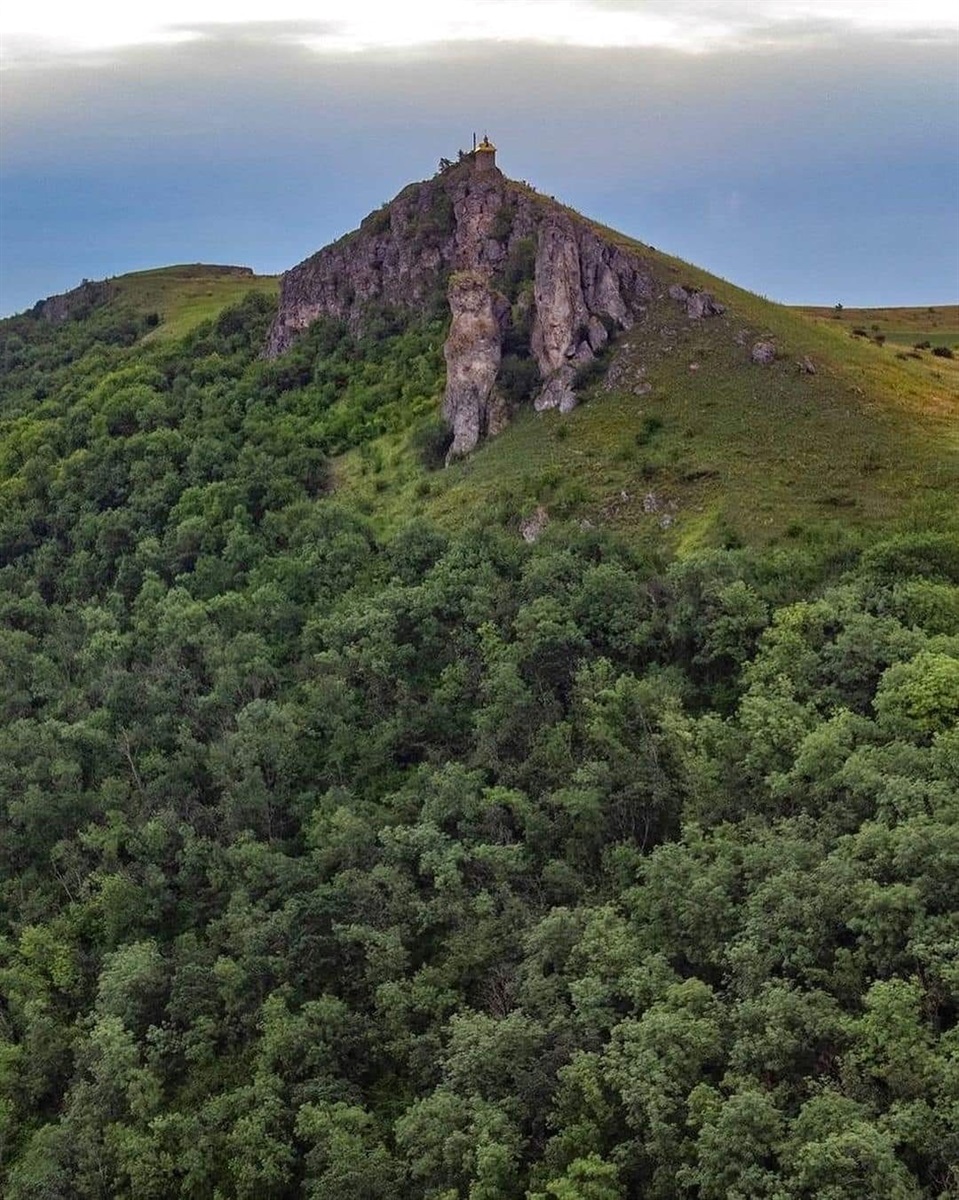 Шишкові горби, село Нагоряни, Чернівецька область — геологічна пам’ятка природи на правому стрімкому березі Дністра. Ці конусоподібні горби, що піднімаються на 5-35 метрів, є частиною Товтрової гряди та унікальним місцем зростання рідкісної літофітної рослинності